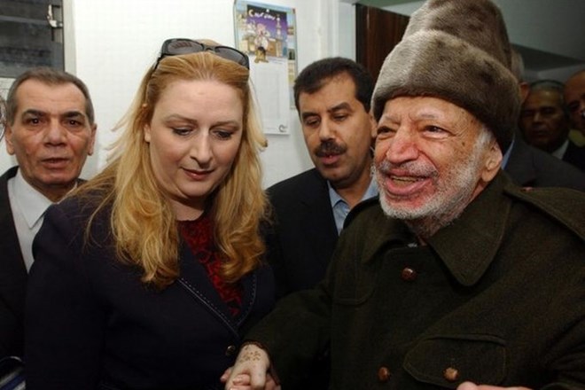 Jaser Arafat je novembra leta 2004 umrl v vojaški bolnišnici blizu Pariza. Na fotografiji s soprogo Suho.