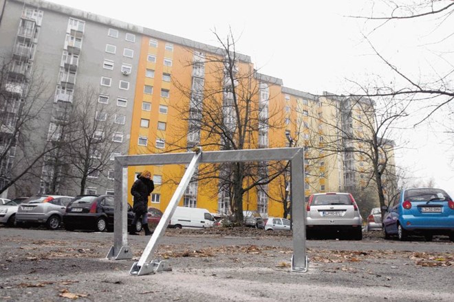 Neurejena lastništva funkcionalnih zemljišč, kamor sodijo marsikatera parkirišča v ljubljanskih stanovanjskih soseskah, so...