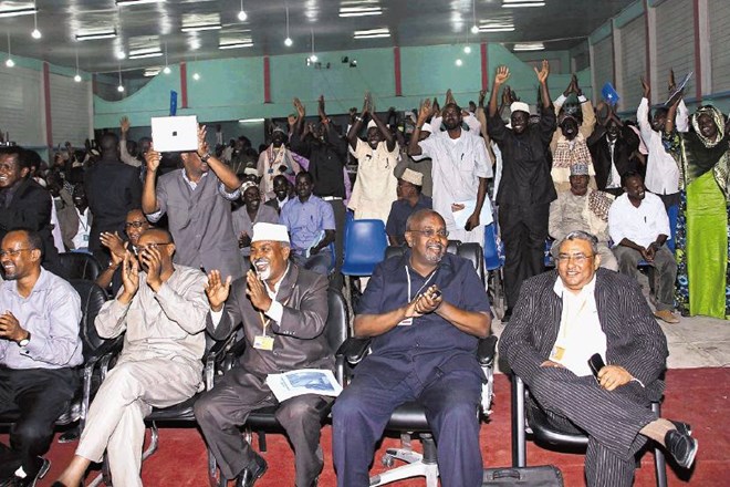 Ustavodajna skupščina v Somaliji je včeraj   podprla osnutek ustave, ki velja za ključni korak pri premagovanju dve...