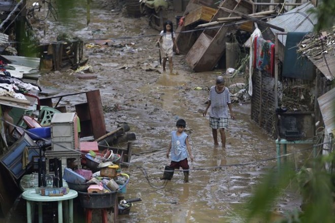 Poplave so se iz Manile - pod vodo je bilo minuli teden kar 80 odstotkov prestolnice - čez konec tedna v pretežni meri...