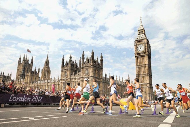 Maratonci so v nedeljo tekli tudi mimo Big Bena.
