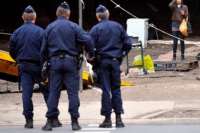 Okoli 100 mladih Francozov obračunalo s policisti