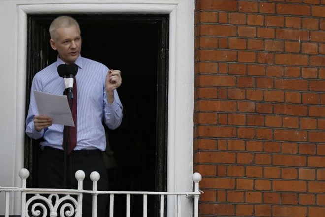 Assange med včerajšnjim govorom na balkonu veleposlaništva.