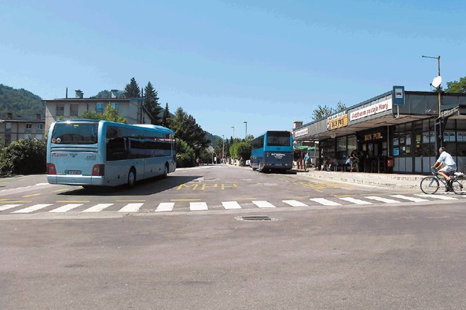 Zastarela avtobusna postaja v Kranju je vozlišče prog  mestnega prometa.