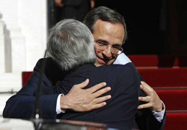Objem grškega premierja Antonisa Samarasa in šefa evroskupine Jean-Claudea Junckerja.