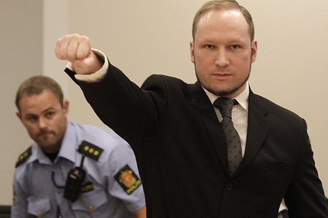 Prištevni Breivik v zapor za 21 let, ob branju sodbe je bil vidno zadovoljen