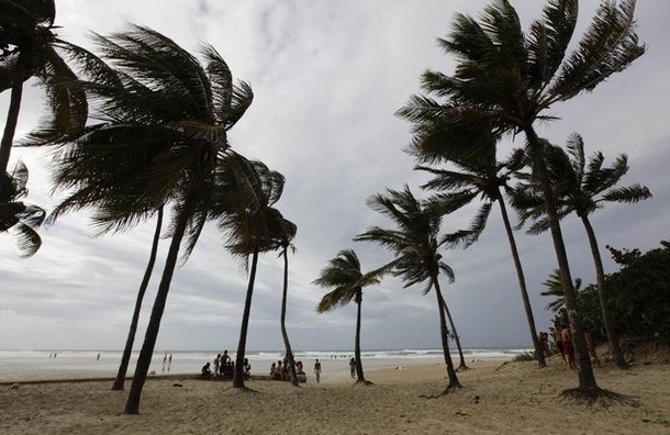 Isaac je bil na Kubi še tropska nevihta, na poti proti Floridi pa je postal orkan.
