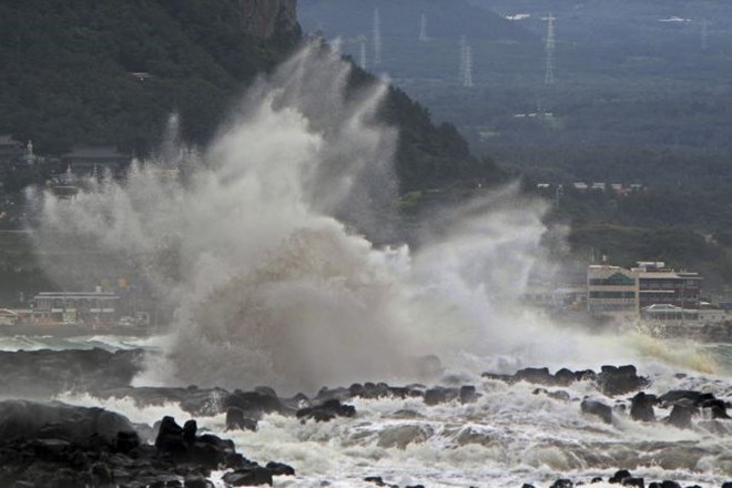 Tajfun Bolaven dosegel Okinavo, zdaj gre proti Koreji