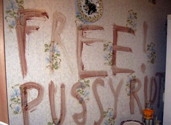 S krvjo žrtev je na zid napisal "Osvobodite Pussy Riot".