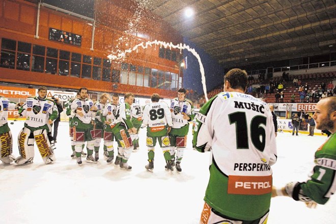 Kapetan hokejistov Olimpije Aleš Mušič je na Jesenicah takole odprl šampanjec, potem ko je moštvo v minuli sezoni popeljal do...