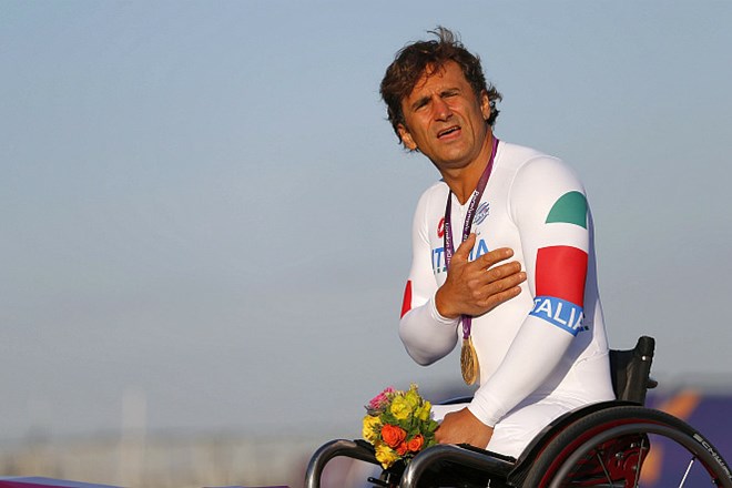 Alex Zanardi je pred 11 leti v hudi nesreči izgubil obe nogi in komaj preživel, včeraj pa je na paraolimpijskih igrah osvojil...