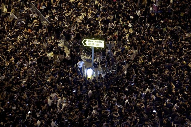 V Hong Kongu se je zbralo 100 tisoč protestnikov proti tečaju državljanske vzgoje.