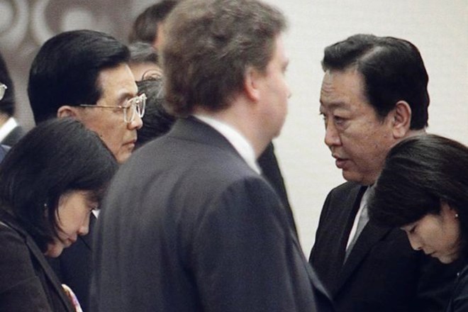 Kitajski predsenik Hu Jintao (levo) in japonski premier Jošohiko Noda (desno).