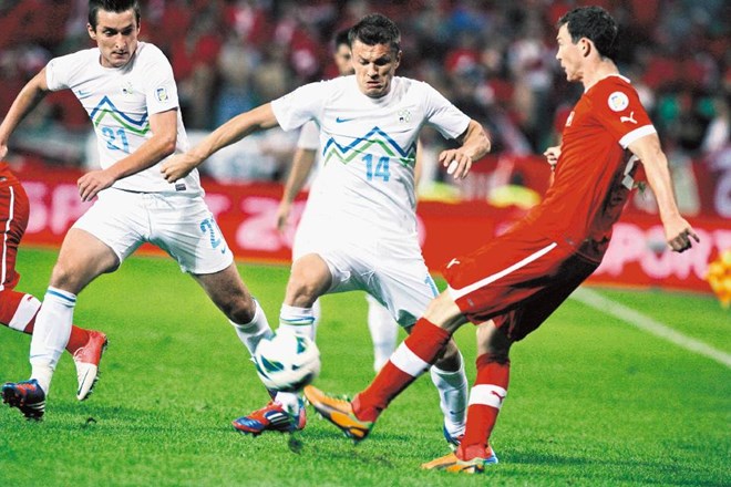 Slovenski nogometaši (v belem) so proti Švici izgubili, danes pa jih čaka tekmec s povsem drugačnim stilom igre.