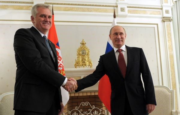 Srbski in ruski predsednik Tomislav Nikolić in Vladimir Putin sta se na današnjih pogovorih v Sočiju strinjala, da morajo...