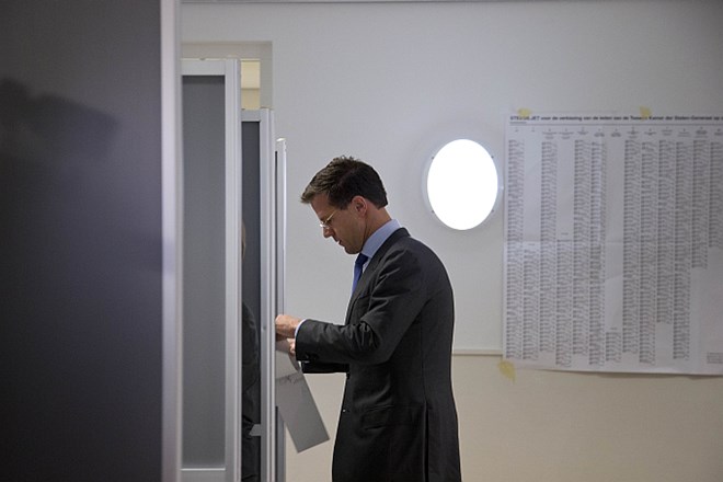 Vzporedne volitve: Na Nizozemskem v rahli prednosti vladajoči liberalci