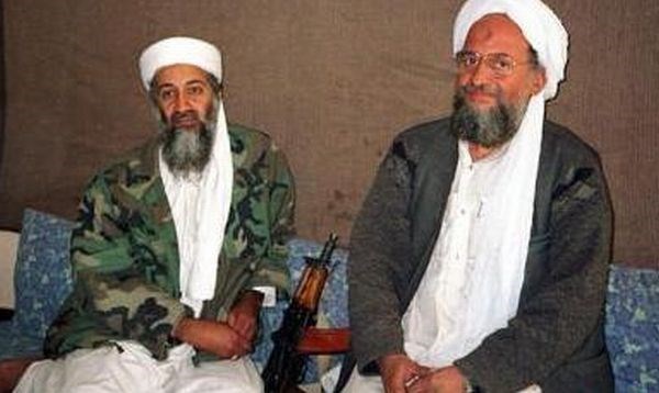 Ajman al Zavahiri (desno) v družbi bivšega vodje Al Kaide, pokojnega Osame bin Ladna.