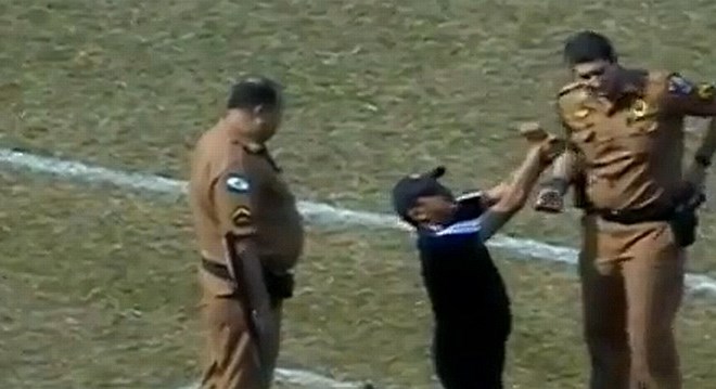 Brazilski trener je od policista zahteval, da ga aretira.