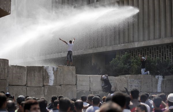 V egiptovski prestolnici Kairo je prišlo do spopadov med protestniki in policijo.