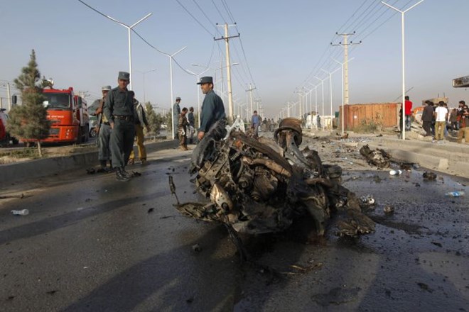 V eksploziji avtomobila bombe na avtocesti proti Kabulu je danes umrlo najmanj 12 ljudi.