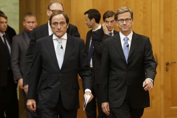 Nemški zunanji minister Guido Westerwelle (desno) in portugalski zunanji minister Paulo Portas (levo) med srečanjem v...