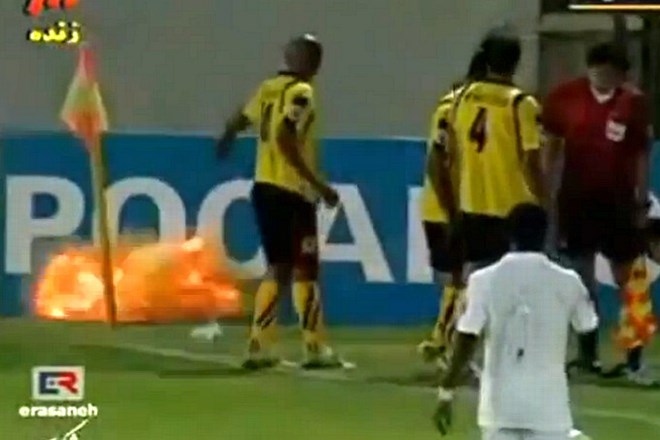 Igralec Sepahana Adel Kolahkaj je odstranjeval predmete z igrišča, pri tem pa ni opazil, da je v roke vzel tudi eksplozivno...