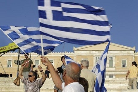 Anketa: 90 odstotkov Grkov nasprotuje varčevalnim ukrepom, želijo pa si ostati v evrskem območju