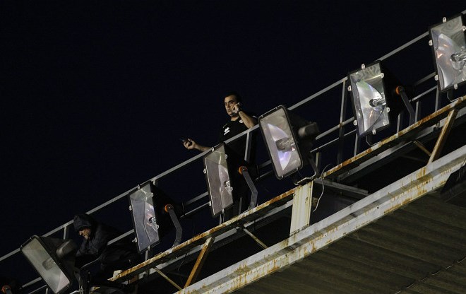 Vzdrževalci so se sinoči zaman trudili popraviti razsvetljavo na stadionu de Vallecas.