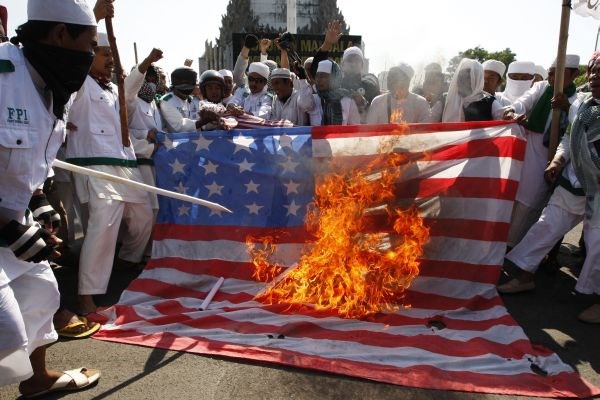 Sežiganje ameriške zastave med protesti proti filmu Nedolžnost muslimanov.