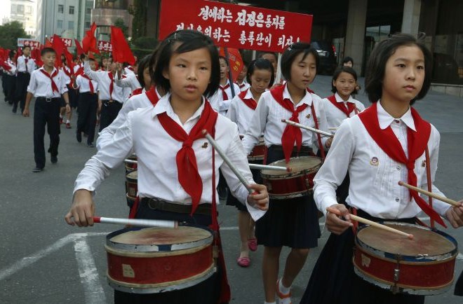 Parada severnokorejskih šolarjev.