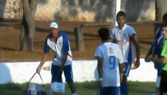 12. igralec po brazilsko: nevarno akcijo gostov je prekinil kar fizioterapevt domače ekipe