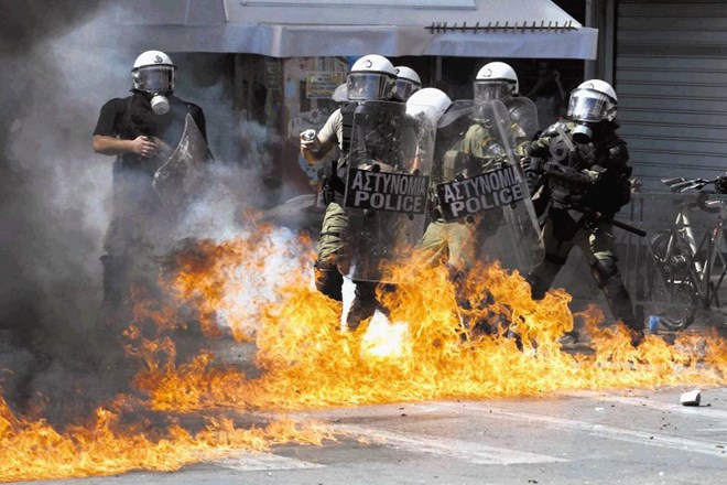 Ko so grški protestniki prišli do parlamenta, se je shod sprevrgel v spopad med policisti in nasilnimi protestniki, ki so...