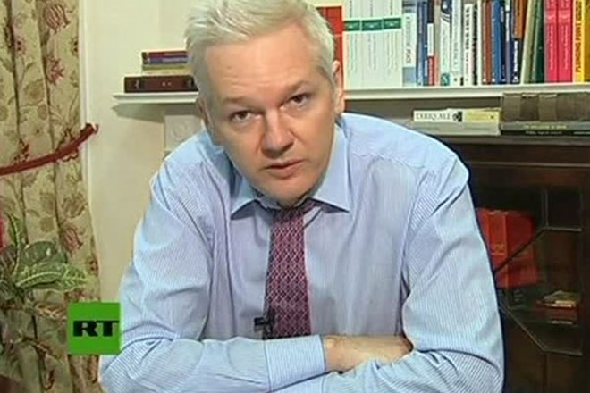 Julian Assange se je javil prek posnetka.