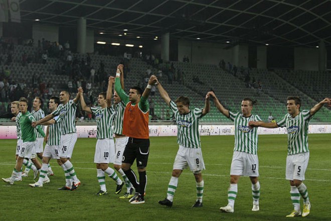 Zeleno-beli so v Novi Gorici upravičili (vsaj v prvem polčasu) vlogo favorita in z novimi tremi točkami utrdili svoje drugo...