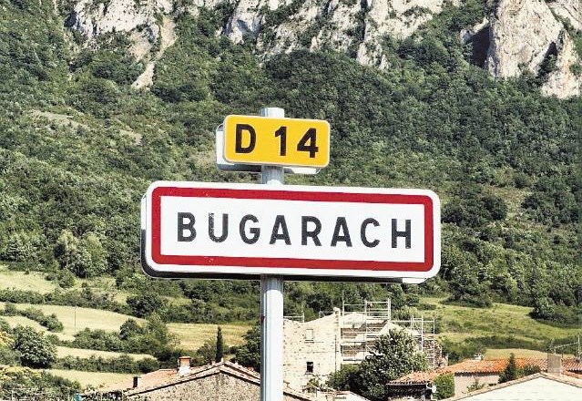 Vasica Bugarach na jugozahodu Francije in pogled na vrh gore Pic de Bugarach.