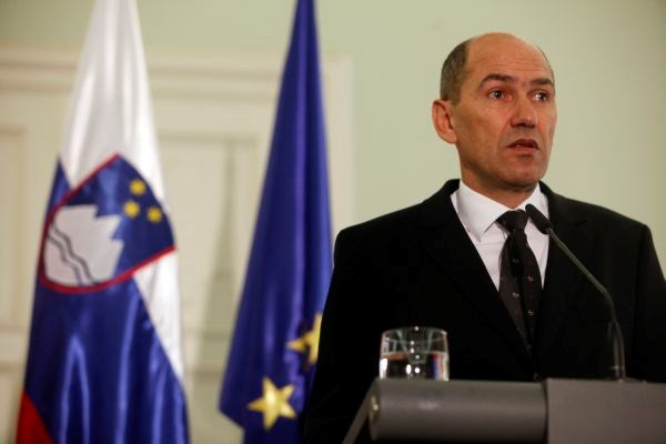 Slovenski premier Janez Janša je novinarjem na srečanju zagotovil, da se bo Slovenija z ukrepi rešila nevarnosti.