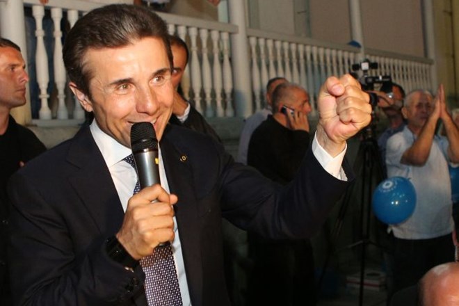 Vodenje vlade bo najverjetneje prevzel vodja zmagovalne stranke Gruzijske sanje, milijarder Bidzine Ivanšvili.