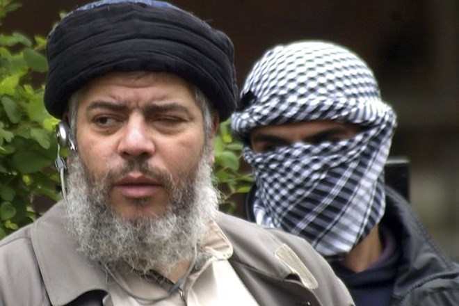 Višje sodišče v Londonu je danes potrdilo izročitev skrajnega islamskega klerika Abuja Hamze ZDA, kjer je obtožen terorizma.