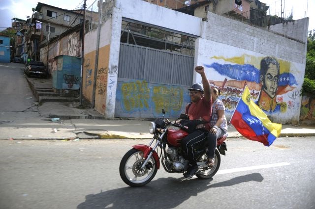 Chavez se po 14 letih na oblasti poteguje za četrti mandat