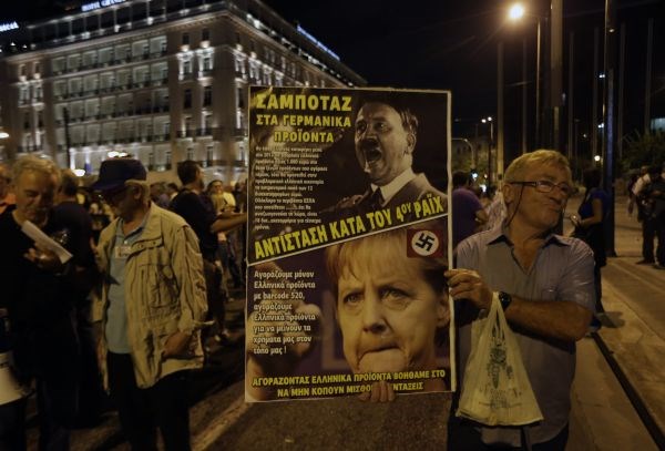 Protestniki Merklovo napadajo z žaljivimi transparenti: "Hitlerjeva hči, izgini iz Grčije".
