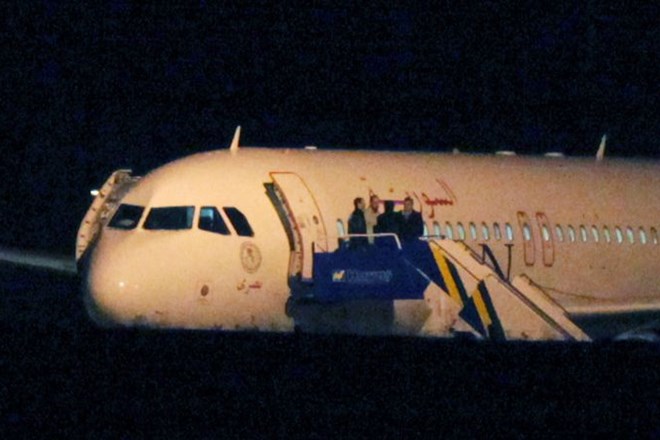 Turški vojaški letali sta potniško letalo, ki je bilo na poti iz Moskve, zaradi sumljivega tovora v sredo prisilili k...