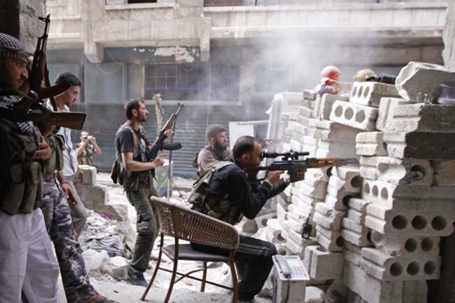 Vladne sile napovedale zavzem Alepa, sirski uporniki medtem zavzeli letalsko bazo