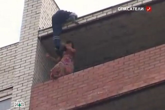 Video dneva: Gasilec s skokom s strehe rešil dekle, ki je hotelo skočiti z balkona