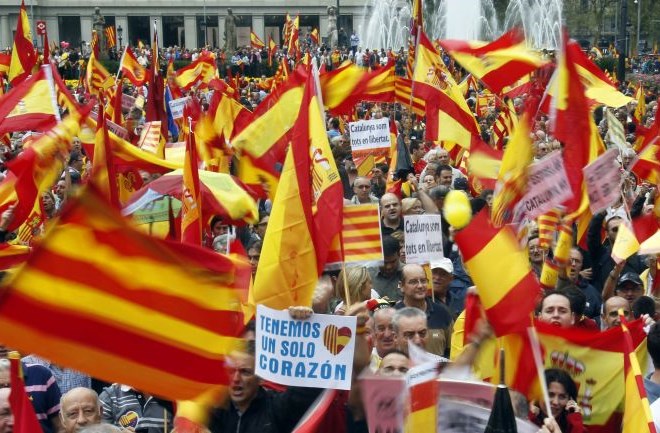 Takole so protestirali proti katalonskim sepatatistom v Madridu. Na plakatih piše ''Imamo samo eno srce.''