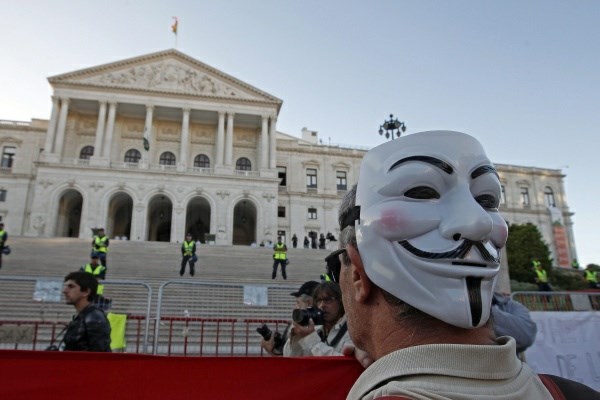 Protestniki pred portugalskim parlamentom.
