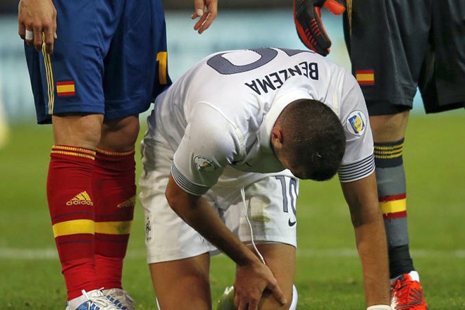 Karim Benzema si je na tekmi proti Španiji poškodoval koleno.
