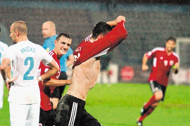 Edgar Roshi si je od navdušenja, ker je zabil odločilni gol  Sloveniji za zmago Albanije, slekel majico.