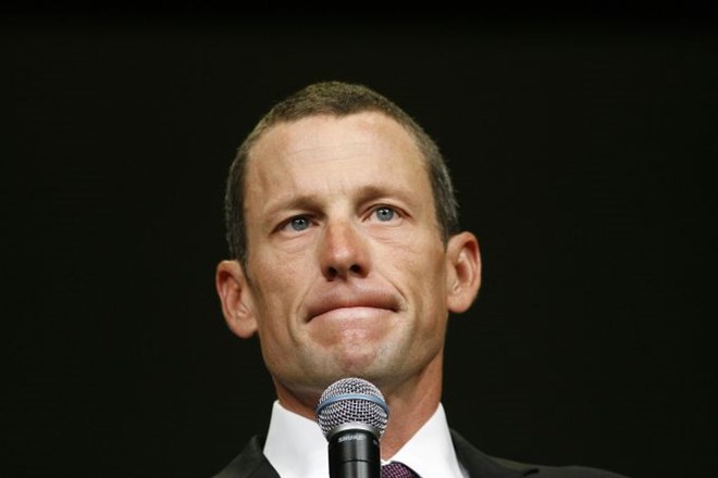 Lance Armstrong je na sinočnji prireditvi o škandalu molčal, denatorji njegovi organizaciji pa glasno zahtevajo vrnitev...