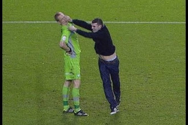 Navijač Leedsa je pritekel na igrišče in nasprotnikovega vratarja udaril v obraz.