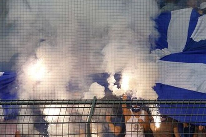 Schalkejevi navijači so med tekmo prižigali bakle.
